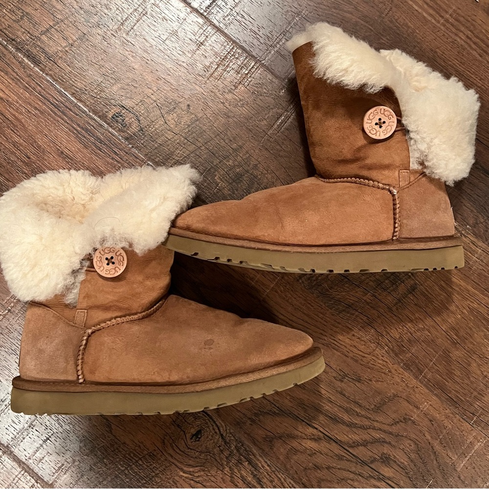 UGG Women's Bailey Button II Size 9